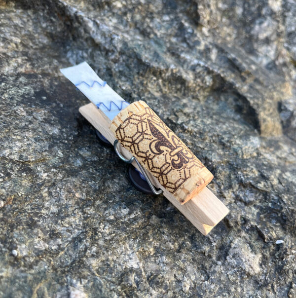 Kylskåpsmagnet dekorerad med äkta segelduk och fin kork.